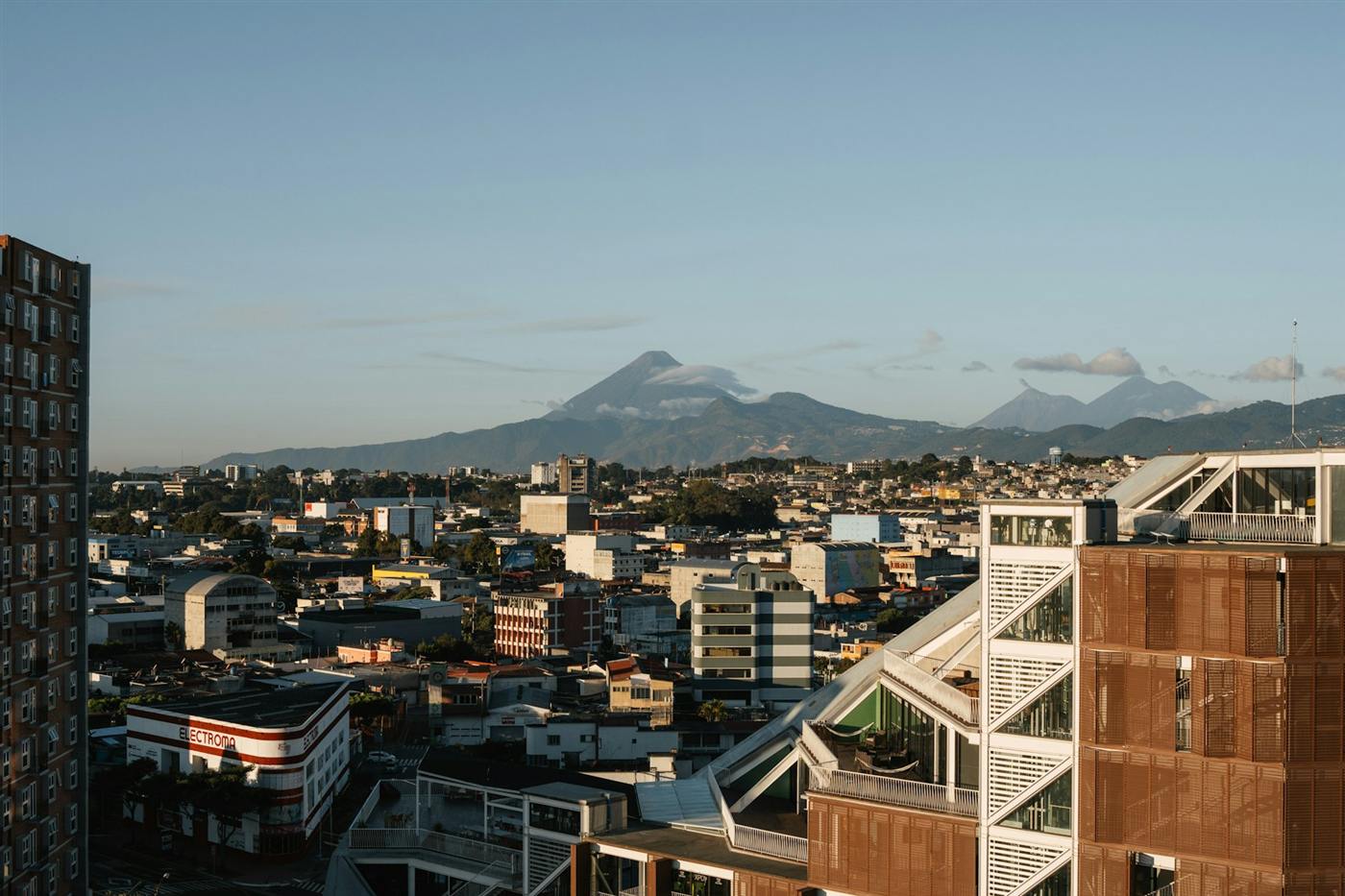 Ciudad de Guatemala con el volcán de Agua al fondo