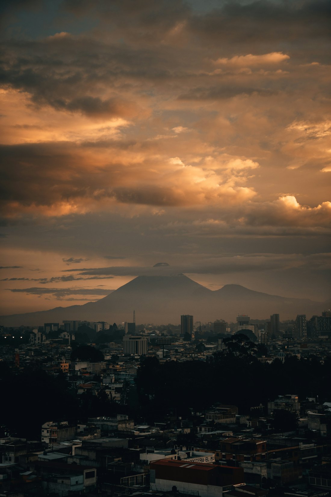 Atardecer sobre Ciudad de Guatemala y el volcán de Agua